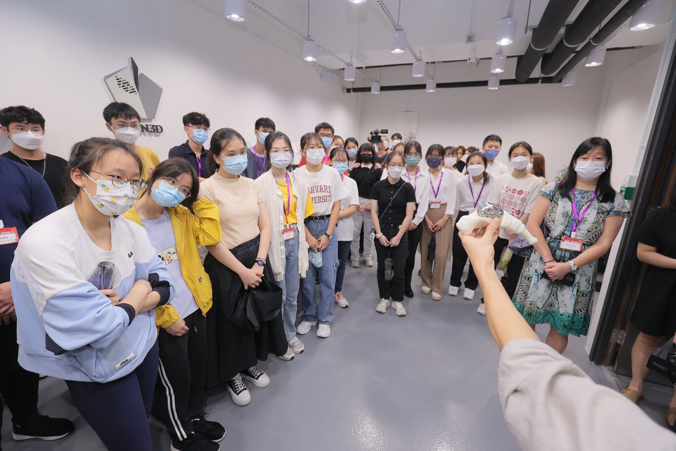 圖二：學生們參觀醫療用品製造中心（MARS）內的科維三能技術（醫療）有限公司（Koln3D），了解香港生物醫藥科技的發展。Koln3D以醫生與生物工程師合作為基礎，配合人工智能技術，以金屬三維打印製作骨科植入物、手術導板等個人化醫療器具。