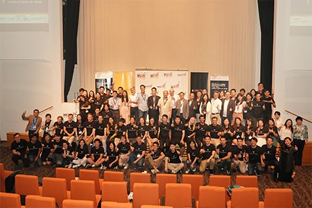 The finale of the week-long competition, a group photo with all the participants from the 2018 DreamCatchers MedTech Hackathon.