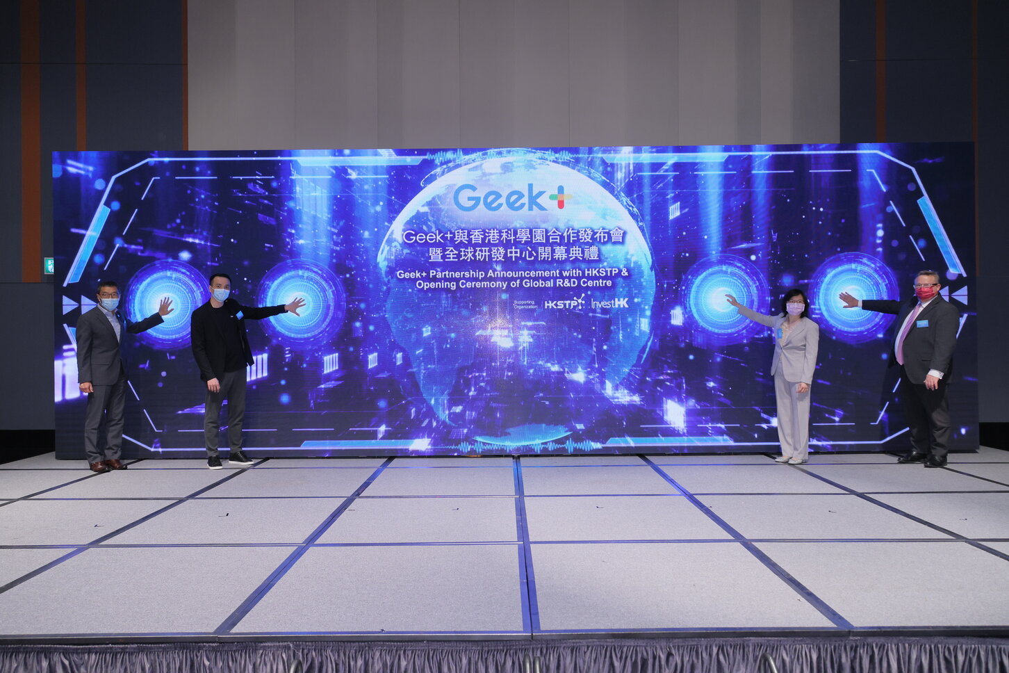 photo2GEEK OPENS GLOBAL RESEARCH