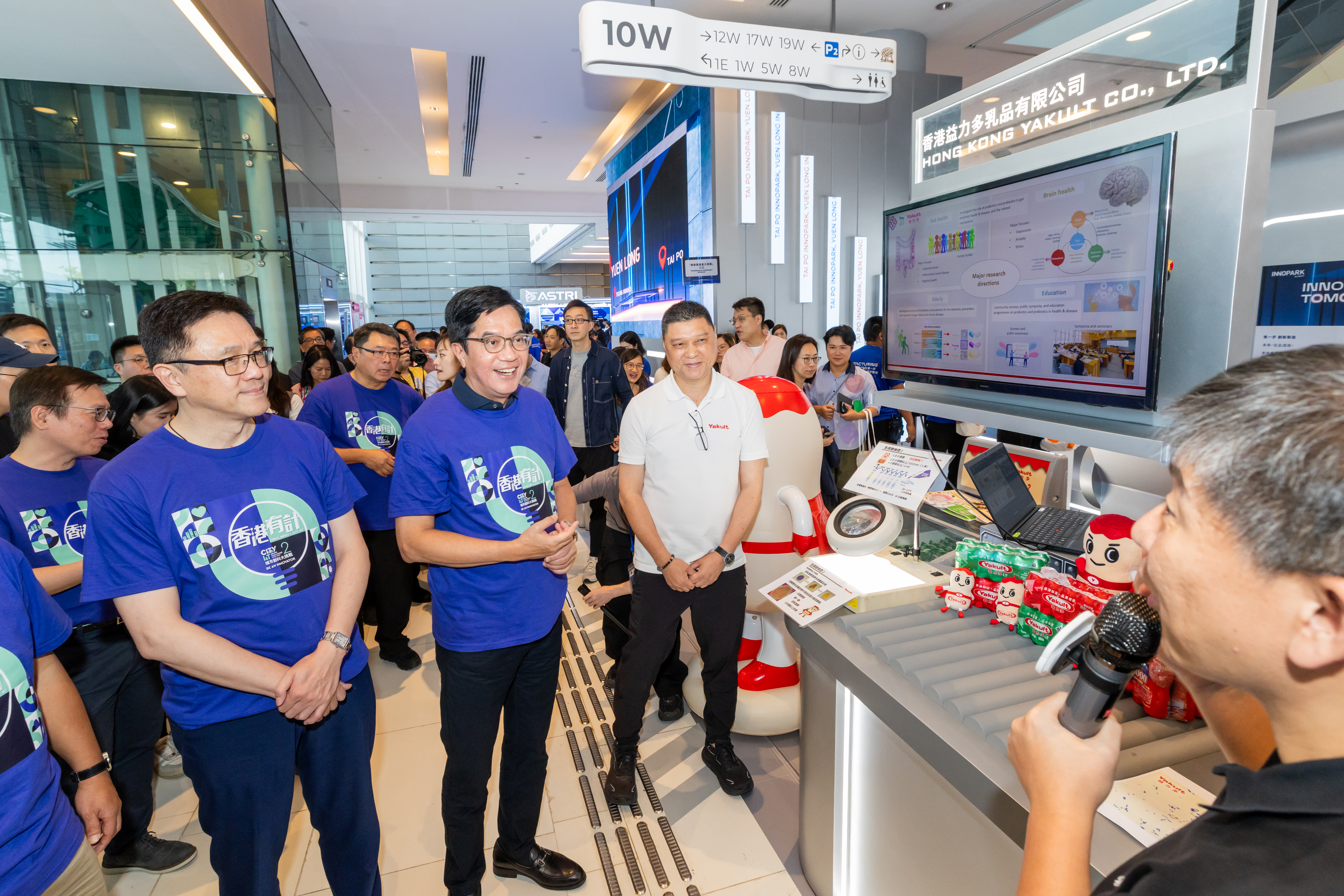 Mr Michael Wong, Acting Financial Secretary exchanged views with InnoParks companies to learn about the latest technology developments.