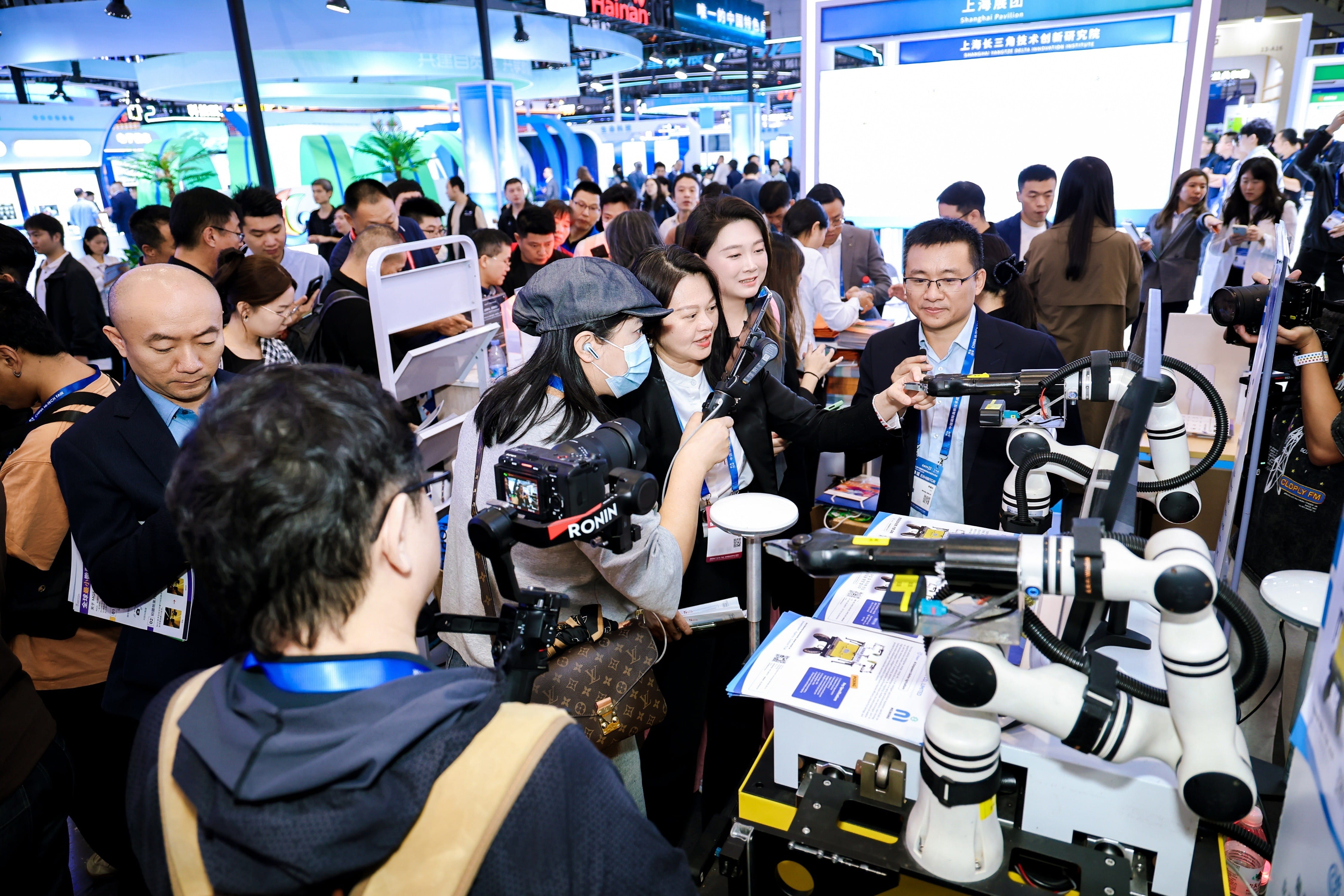 Park companies exhibiting cutting-edge R&D and applications in AI, robotics, biomedical technology, and green technology at CHTF’s Hong Kong Pavilion.