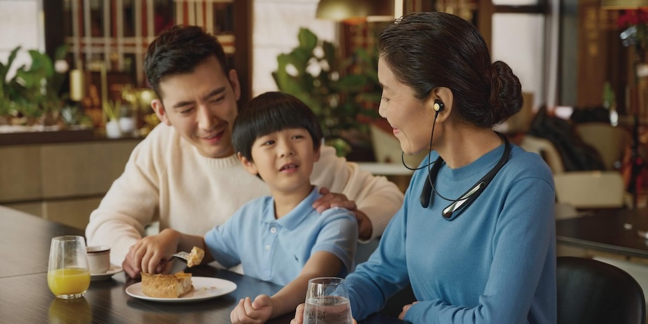 woman_in_blue_with_family_wearing_kite_2_tinified