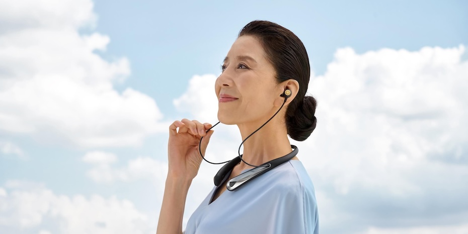 woman_wearing_kite_2_with_blue_skies_tinified