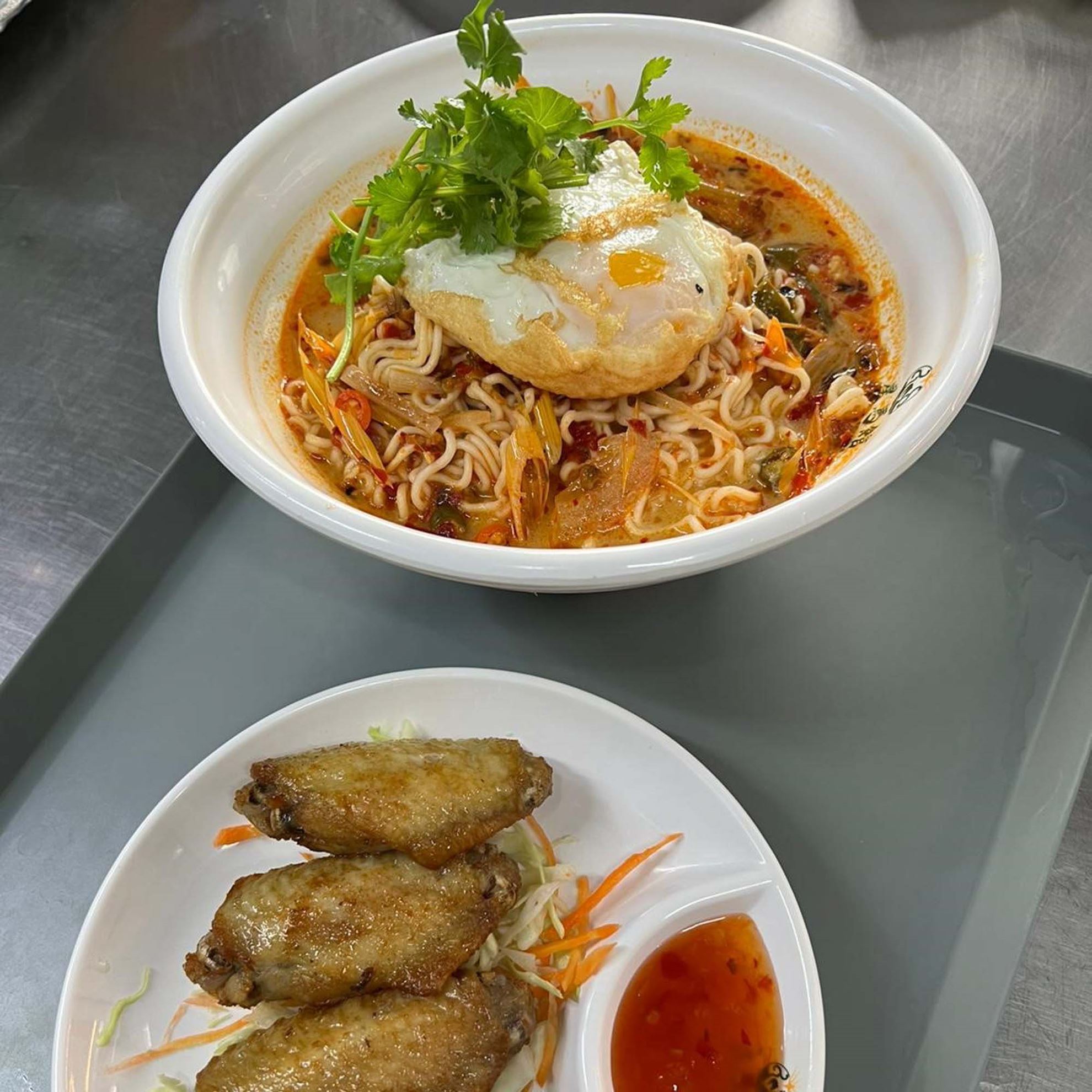 k5-冬陰功湯公仔麵配煎蛋香茅雞翼