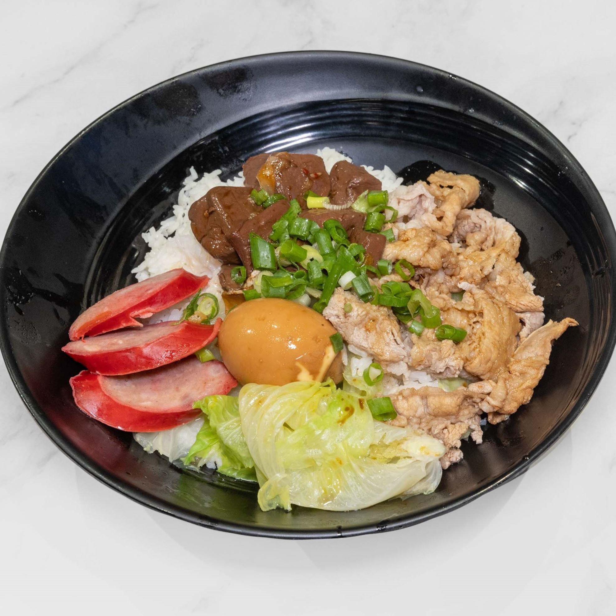 午餐d肥牛-紅腸-豬紅-溏心蛋sq