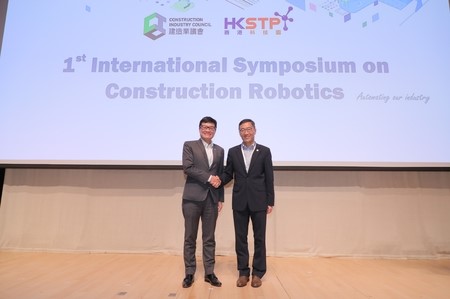 Mr Albert Wong, CEO, HKSTP (right) and Ir Albert Cheng, Executive Director, CIC (left) officiated the opening ceremony of the first International Symposium on Construction Robotics to accelerate the adoption of robotics and automation systems in the construction industry.