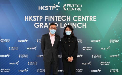 Hang Seng Bank and HKSTP are delighted to announce their latest collaborative initiative - with Hang Seng being the first bank to support HKSTP with the launch of Banking Virtual Lab - under a strategic alliance to drive the development of fintech solutions and the future of banking in Hong Kong. Pictured: Albert Wong, Chief Executive Officer of HKSTP (left) and Eunice Chan, Chief Operating Officer of Hang Seng Bank (right).