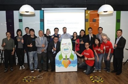 在Grants4Apps®香港區創企培育計劃「展示日」上，專家評審小組與初創企業就銀齡健康方案在本港的發展交流意見。