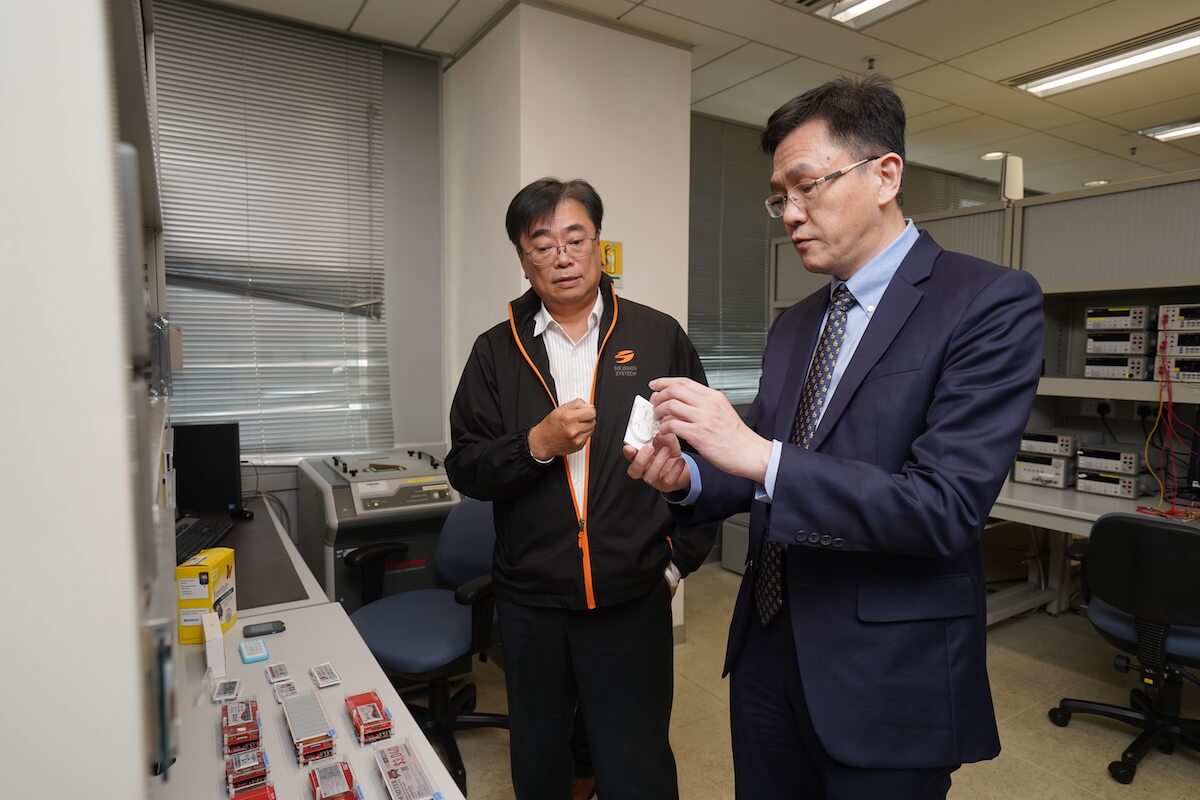 Professor Sun Dong, accompanied by HKSTP’s Mr Oscar Wong, Head of Business Development, and Ir Dr H.L. Yiu, Head of Re-Industralisation, visits the R&D centres of Cloud Light, JSAB, Master Dynamic, and Solomon Systech to gain first-hand insight on the development of the microelectronics and nanotechnology companies.