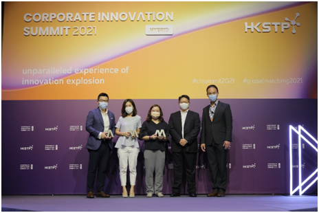 Photo 3: Mr Eugene Hsia, Chief Corporate Development Officer, HKSTP, presented a mark of recognition to the “Innovation Movers” in the Technology Pioneer category, including Airport Authority Hong Kong, DBS Bank (HK) Limited and Jardine Restaurant Group.