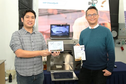 Mr Charles Ngan, Project Manager (left) and Mr Wayne Chan, Managing Director of IHP Limited demonstrated how ChocoQuill, the company’s chocolate food drawing machine, can answer cake and bakery industry demands for a mass scale bespoke food drawing and writing service.