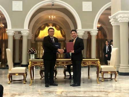 Dr. Sunny Chai, Chairman of Hong Kong Science and Technology Parks Corporation (Left) and Dr. Narong Sirilertworakul, President of Thailand’s National Science and Technology Development Agency (Right) signed a MoU to establish a long-term strategic relationship between Hong Kong and Thailand.