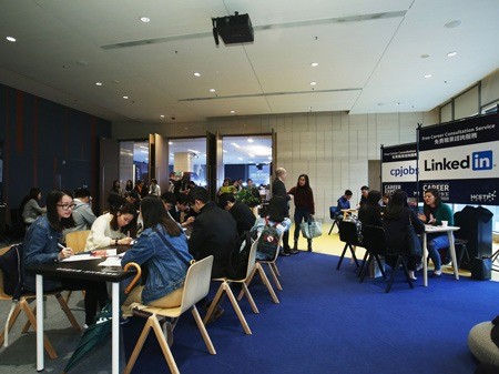 Leading HR and headhunting consultancies provided career planning and advice to job seekers onsite.