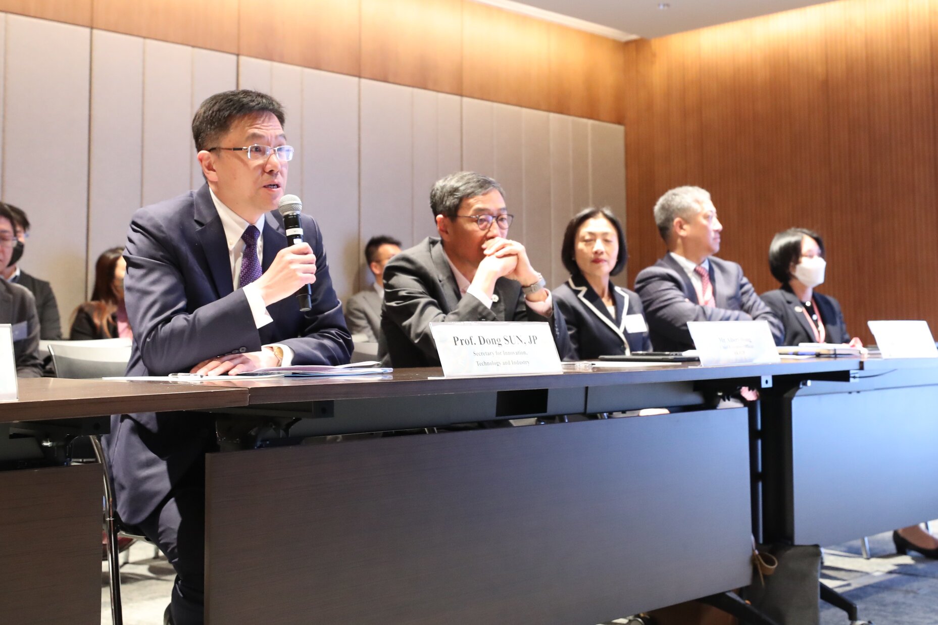 圖一：創新科技及工業局局長孫東教授（左一）表示，香港會努力爲生物醫藥科技産業的發展創造有利條件。