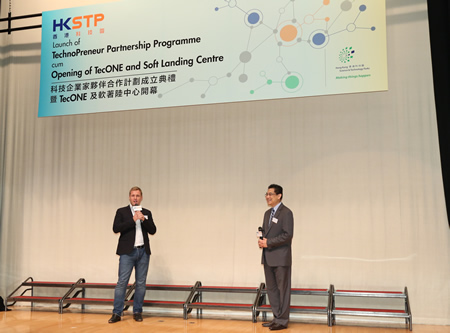 Mr Allen Yeung, Vice President, Business Development and Technology Support of HKSTPC, together with Mr Simon Squibb, Chief Executive Officer of Nest, one of the TPP partners, are pictured discussing the start-up scene in Hong Kong, during which they highlighted the support and services of TPP at the ceremony.