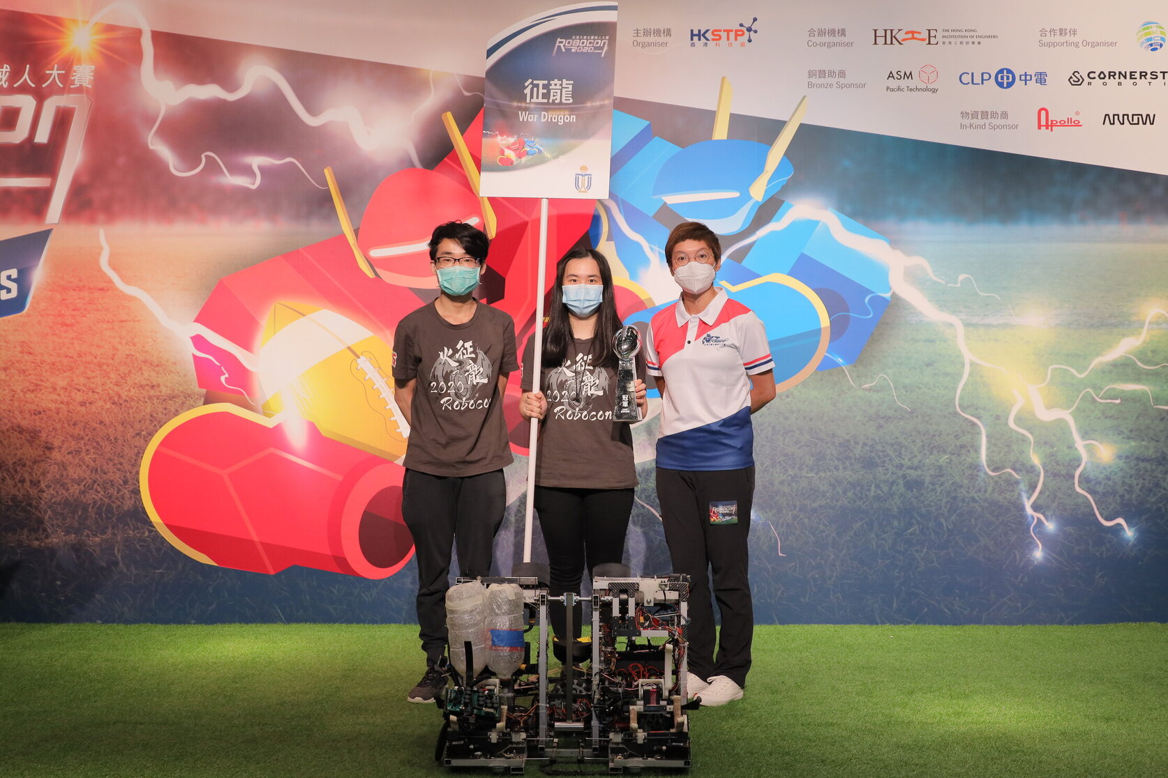 Photo 1: Dr Crystal Fok, Chairperson of Robocon 2020 Hong Kong Contest Organising Committee; Director, AIR Platform and Precision Engineering of HKSTP (first from the right) presented the trophy to the champion team, “War Dragon” from The Hong Kong University of Science and Technology.