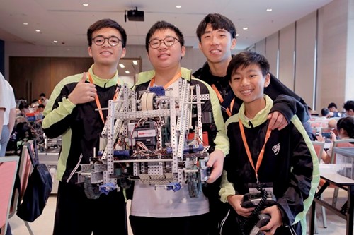 比賽分中學組及小學組，項目包括：輪式機械人循跡比賽、避障競速比賽、遙控輪型機械人擂台比賽、VEX機械人工程挑戰賽及VEX IQ機械人工程挑戰賽。來自海峽兩岸及港澳的參賽師生互相切磋交流，彼此建立友誼。