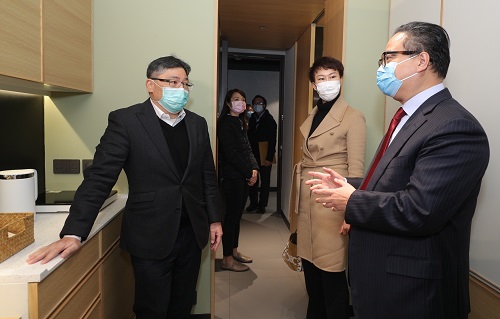 After the plaque unveiling ceremony, guests visit the facilities and units to learn about the technology application and the concept of building a co-creation community.