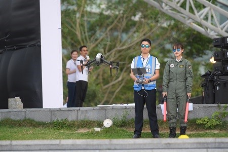 Aerosim (HK) Limited, a participating incubatee that specialises in developing intelligent flight training devices, flew a drone at scene. An iDM2 label was placed on the drone by Mr. Peter Mok, Head of Incubation & Acceleration Programmes of HKSTP, symbolising that the Programme will continue to lead participating companies to tackle hurdles and go forward to make dreams come true.