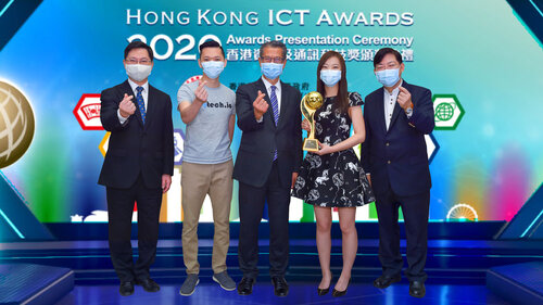 Guests-of-honour joined HKSTP incubatee Blutech IoT Ltd., the winner of the Award of the Year and ICT Startup Grand Award, in celebrating the company’s success at the Hong Kong ICT Awards 2020 presentation ceremony.  Mr Paul Chan GBM, GBS, MH, JP, Financial Secretary, HKSAR (Center) Mr Alfred Sit, JP, Secretary for Innovation and Technology, Innovation and Technology Bureau, HKSAR (Left) Mr Davon Hui, Co-founder, Blutech IoT Ltd. (Second Left) Ms Sauce Wan, Co-founder, Blutech IoT Ltd. (Second Right) Prof Simon Ho, Chairman, Grand Judging Panel, Hong Kong ICT Awards 2020 (Right)