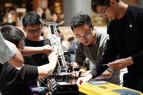 The exciting RoboMaster Hong Kong Training Camp performance games lasted for more than 3 hours, with all participants taking a group photo with their robots at the end.