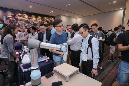 Leading companies in the industry, start-ups from Hong Kong Science Park and university’s research centre also showcased various innovative technologies and solutions they developed for the construction industry, including hybrid reality platform, mobile robot platform and an AI-powered predictive inspection system.