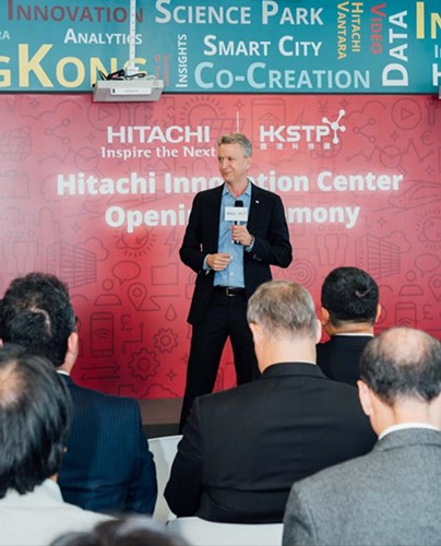 Hitachi Vantara 首席執行官 Brian Householder 在台上分享日立集團如何運用逾百年的營運技術和從事資訊科技 60 年的豐富經驗，創造出物聯網解決方案，推動更智慧、更健康、更安全的社會發展。