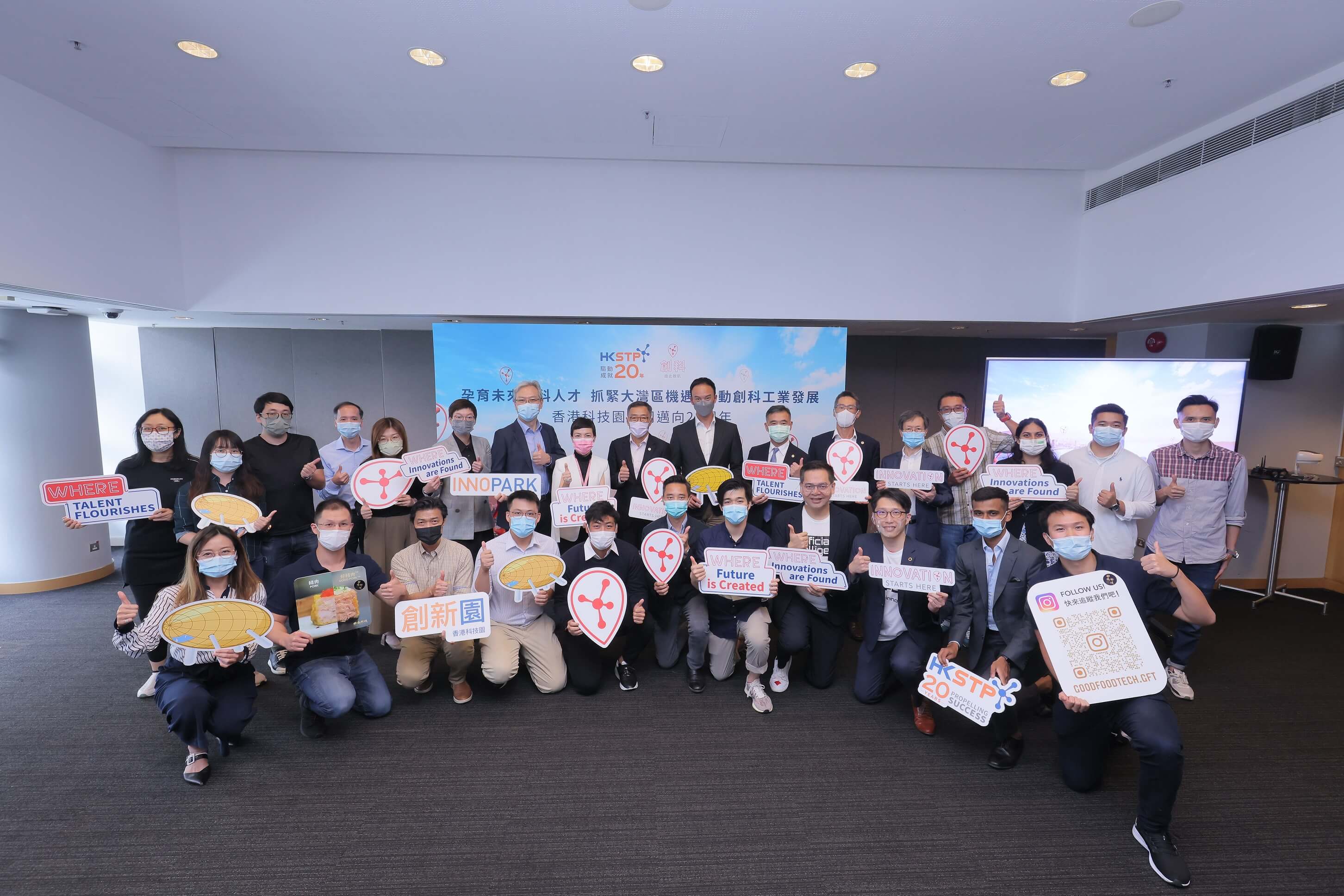 Photo 3: HKSTP’s management team, including Mr Albert Wong, CEO of HKSTP; Mr Eugene Hsia, Chief Corporate Development Officer; Ms Jojo Cheung, Chief Marketing Officer; Ir Dr H.L. Yiu, Head of Re-industralisation; Mr Peter Mok, Head of Greater Bay Area; Prof. John Kao, Head of Institute for Translational Research and Dr. Crystal Fok, Head of STP Platform took a group photo with HKSTP’s park companies who attended the media session. Representatives from park companies demonstrated their research efforts on-site, and embark on propelling Hong Kong I&T to the next level of success.