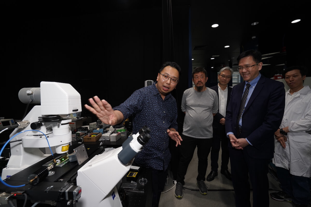 Professor Sun Dong, accompanied by HKSTP’s Mr Oscar Wong, Head of Business Development, and Ir Dr H.L. Yiu, Head of Re-Industralisation, visits the R&D centres of Cloud Light, JSAB, Master Dynamic, and Solomon Systech to gain first-hand insight on the development of the microelectronics and nanotechnology companies.