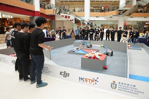 The exciting RoboMaster Hong Kong Training Camp performance games lasted for more than 3 hours, with all participants taking a group photo with their robots at the end.