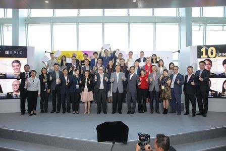 Guest of Honour Nicholas Yang, Secretary for Innovation and Technology, HKSAR posed together with Albert Wong, CEO of HKSTP and guests at EPiC 2019.