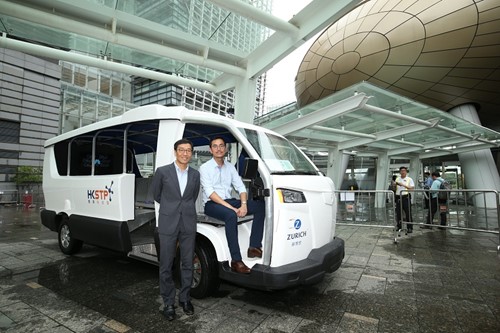 香港科技园行政总裁黄克强(左) 试坐无人驾驶车，希望透过智慧园区（Smart Campus）让更多科研技术得以试行，推动智慧城市。