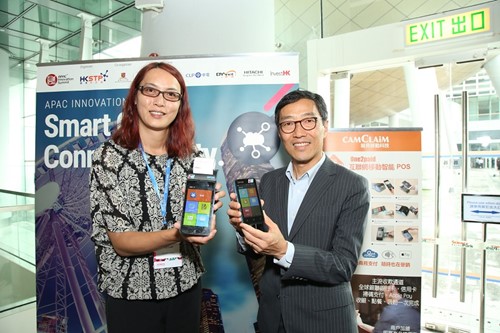 HKSTP’s CEO, Albert Wong (Right) and CamClaim Limited’s founder and CEO, Joey Lam (Left) take the lead to apply the One2Paid payment platform at a Science Park restaurant. Joey Lam expects to have the public and SMEs to adopt One2Paid for promoting the development of the financial technology and smart city in Hong Kong.