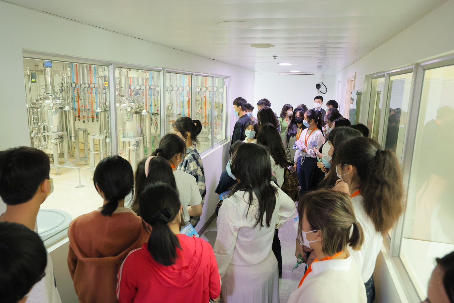 Photos 2 and 3: Students visited the Yakult factory in Tai Po InnoPark to learn about the manufacturing process and history of Yakult. Yakult is a probiotic milk beverage of which the entire production process is fully automated and monitored by on-site personnel and is tracked by the quality assurance department.