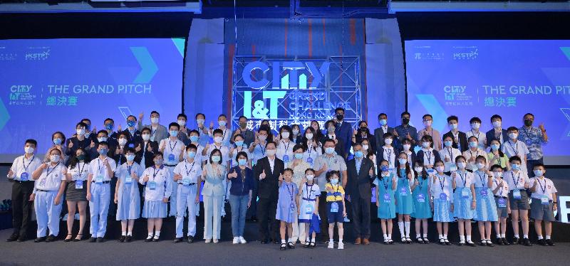 Photo 2:  The Chief Executive, Mrs Carrie Lam, attended the first City I&T Grand Challenge Grand Pitch and Award Presentation Ceremony today (October 16). Photo shows (first row, from eighth left) the Commissioner for Innovation and Technology, Ms Rebecca Pun; the Permanent Secretary for Innovation and Technology, Ms Annie Choi; the Secretary for Innovation and Technology, Mr Alfred Sit; Mrs Lam; the Chairman of the Board of Directors of the Hong Kong Science and Technology Parks Corporation (HKSTP), Dr Sunny Chai; and the Chief Executive Officer of the HKSTP, Mr Albert Wong, with the contestants.