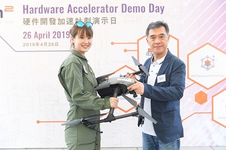Aerosim (HK) Limited, a participating incubatee that specialises in developing intelligent flight training devices, flew a drone at scene. An iDM2 label was placed on the drone by Mr. Peter Mok, Head of Incubation & Acceleration Programmes of HKSTP, symbolising that the Programme will continue to lead participating companies to tackle hurdles and go forward to make dreams come true.