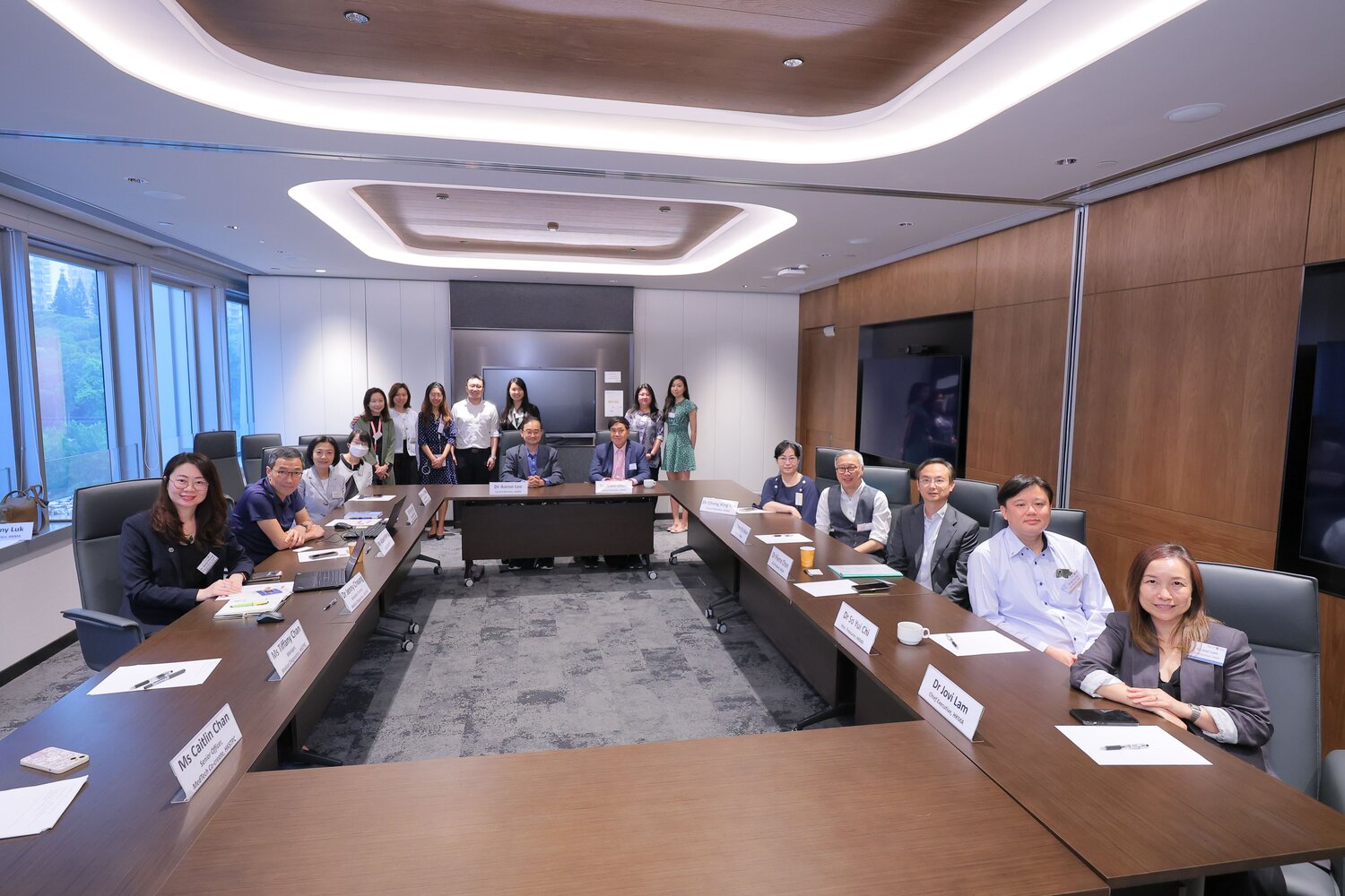 Photo 2: HKSTP management including CEO Mr Albert Wong and HKMA Council including President Dr Cheng Chi-Man formulated the action plans for long-term collaborations.