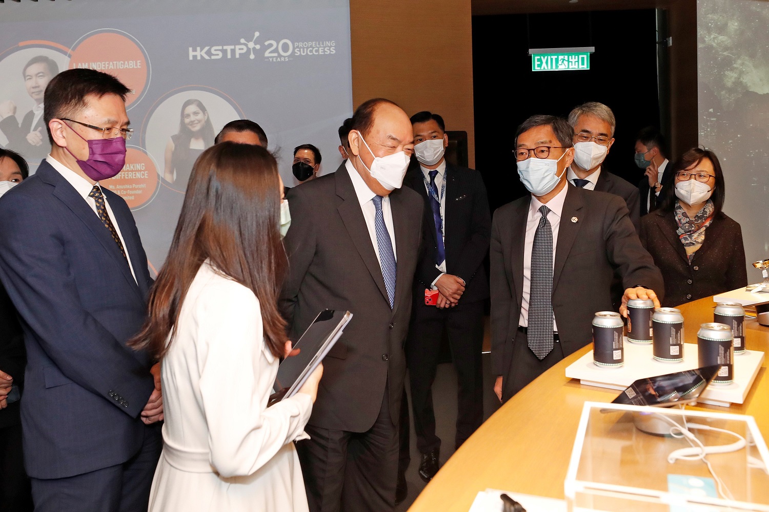 Photo 3: Chief Executive Officer of HKSTP, Mr Albert Wong (third from right), introduced Mr Ho Iat-seng (third from left) to the Park companies’ technology and innovative products.