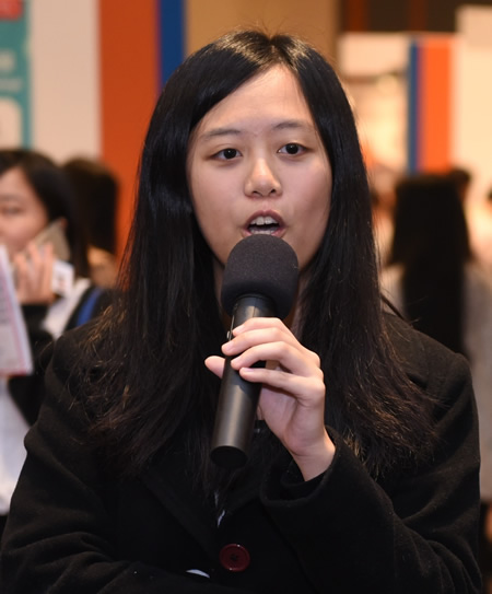 Featured in the photo is a university student who attended the Expo event. She was happy to know more about the I&T industry and to learn that students from different disciplines also have the chance to develop a successful career in this industry. The Expo event enabled her to have better career planning after graduation.