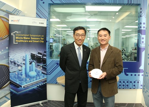 Albert Wong, Chief Executive Officer of HKSTP (left), and Professor Gary Chan, Director of Entrepreneurship Centre and Professor of the Department of Computer Science and Engineering, HKUST, announced a collaboration to conduct live trials of a new sensor technology to study and manage human traffic flow at Science Park.