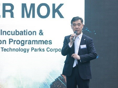 Peter Mok, Head of Incubation & Acceleration Programmes, HKSTP, shared the  new initiatives aimed at accelerating the development of incubatees as well as  Hong Kong’s overall I&T development. These included a revamped Mentorship  Programme, and new online value-added services, such as Marketplace@HKSTP, the Legal Library and the Investor Calendar.