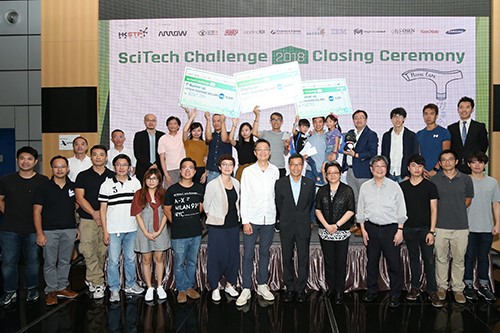 「第二屆 SciTech Challenge 創業比賽」完滿結束, 十強參賽隊伍都能在過程中將創新意念轉化為實體科技產品, 為實踐創科夢想踏出堅實的一步。出席活動的嘉賓包括香港科技園公司行政總裁黃克強先生[前排右六]、艾睿電子亞太區科技工程副總裁尹俊民先生[前排右七]、香港社會服務聯會(長者創新及科技)總經理陳文宜女士[前排右五], 以及香港科技園公司物料與精密工程群組/機械人技術平台副總監霍露明博士[前排左七]。