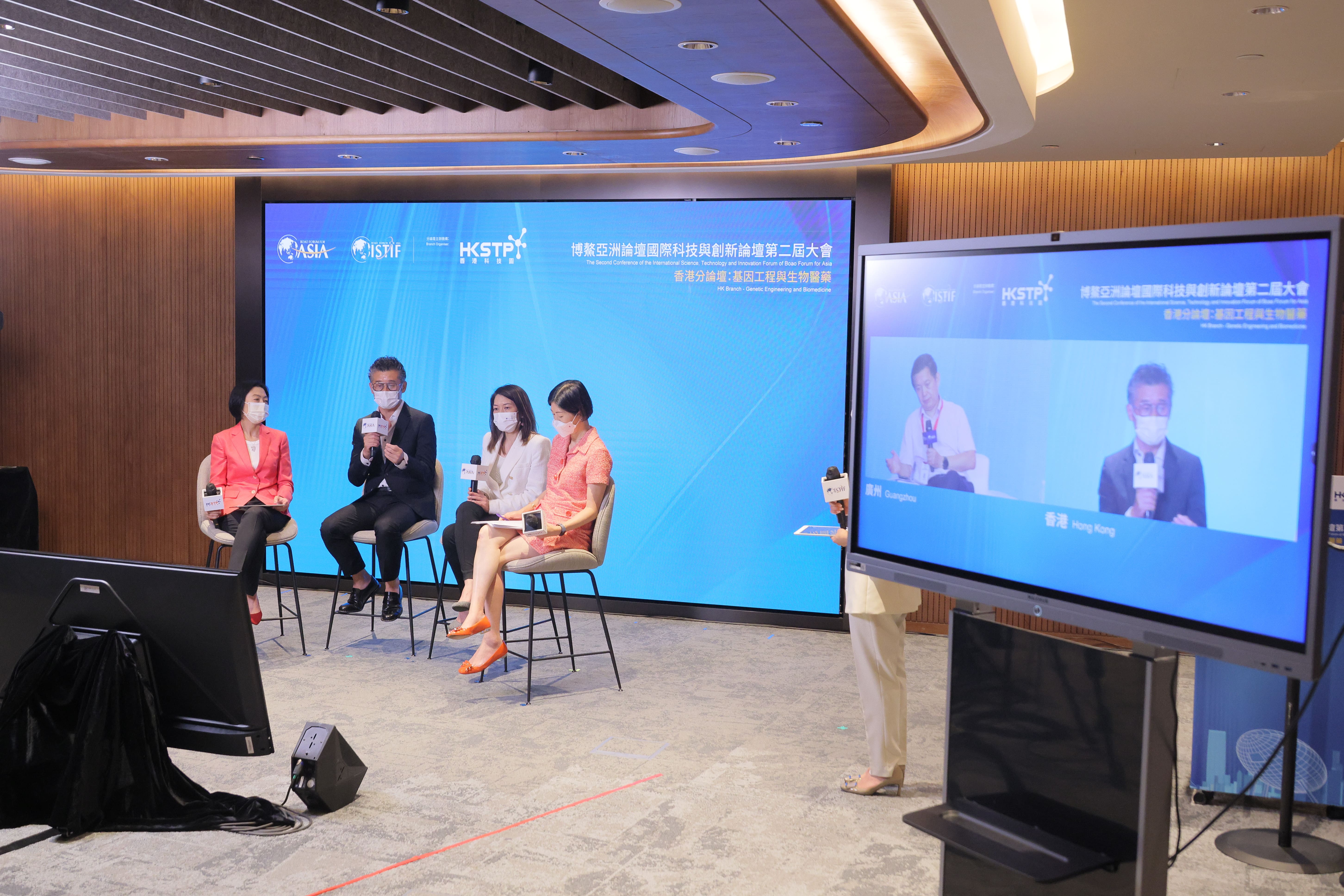 Photo 3: The forum was moderated by Dr. Grace Lau, Head of Institute for Translational Research, HKSTP (first from left). On the panel were Ms. Bonnie Chan, Head of Listing, Hong Kong Exchanges and Clearing Limited (first from right), Prof. Tony Mok, BBS, Chairman, Department of Clinical Oncology, Faculty of Medicine, The Chinese University of Hong Kong (second from left), and Prof. Siew Chien Ng, Co-founder, GenieBiome Limited (second from right). They shared their views on financing, translation research and R&D respectively, and explored Hong Kong’s advantages in the biomedicine industry and how to leverage the advantages to foster talent, I&T and sustainable development.