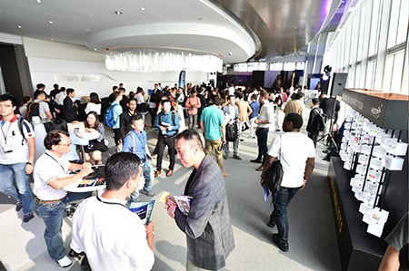 HKSTP organised a global signature start-up event – the Elevator Pitch Competition 2018. One hundred start-ups from 24 economies, who were competing for funding investment, were given one minute to pitch their innovative ideas to judges whilst taking an elevator ride at the ICC.