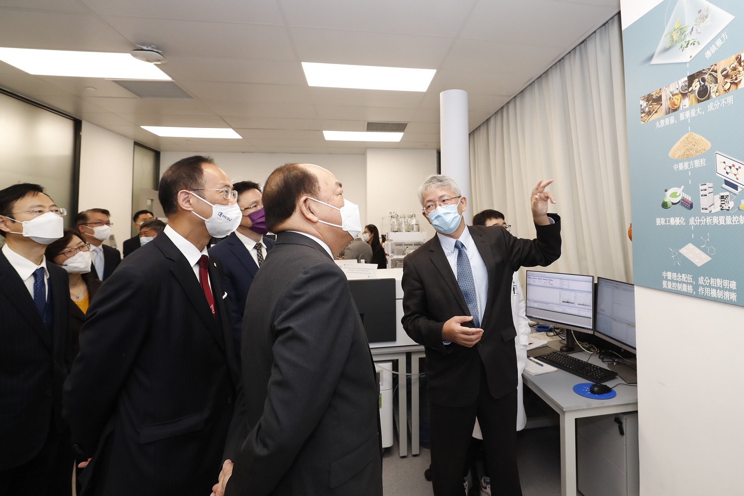 Photo 2: Mr Ho Iat-seng visited the Centre for Chinese Herbal Medicine Drug Development under the InnoHK in cooperation with the University of Macao. The Centre aims to accelerate the research and development of Chinese Herbal Medicine-based drugs and foster collaboration among local and international researchers, academic institutions and practitioners in Chinese medicine.