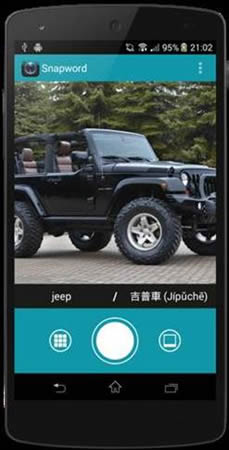 SnapWord采用创新的人工智能（Artificial intelligence, AI）深度学习（deep learning）技术，用家只需用智能电话拍下物件的照片，SnapWord即能识别照片上的物件，并提供涵盖多达十国语言的词汇解释及翻译。