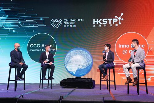 Representatives from local startups Belun Technology CEO Dr Lydia Leung (2nd right) and Zeek Co-founder & CSO Vincent Fan (1st right)share their experience and challenges with Chinachem Group Director of Digital Transformation Damien Wu (1st left); and Hong Kong Science and Technology Parks Corporation Head of Strategic Partnership Peter Mok (2nd right).