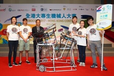 Albert Wong, Chief Executive Officer of HKSTP, congratulates the winning team, Fiery Dragon of the Hong Kong University of Science and Technology, and encourages them to continue their efforts in robotics development.