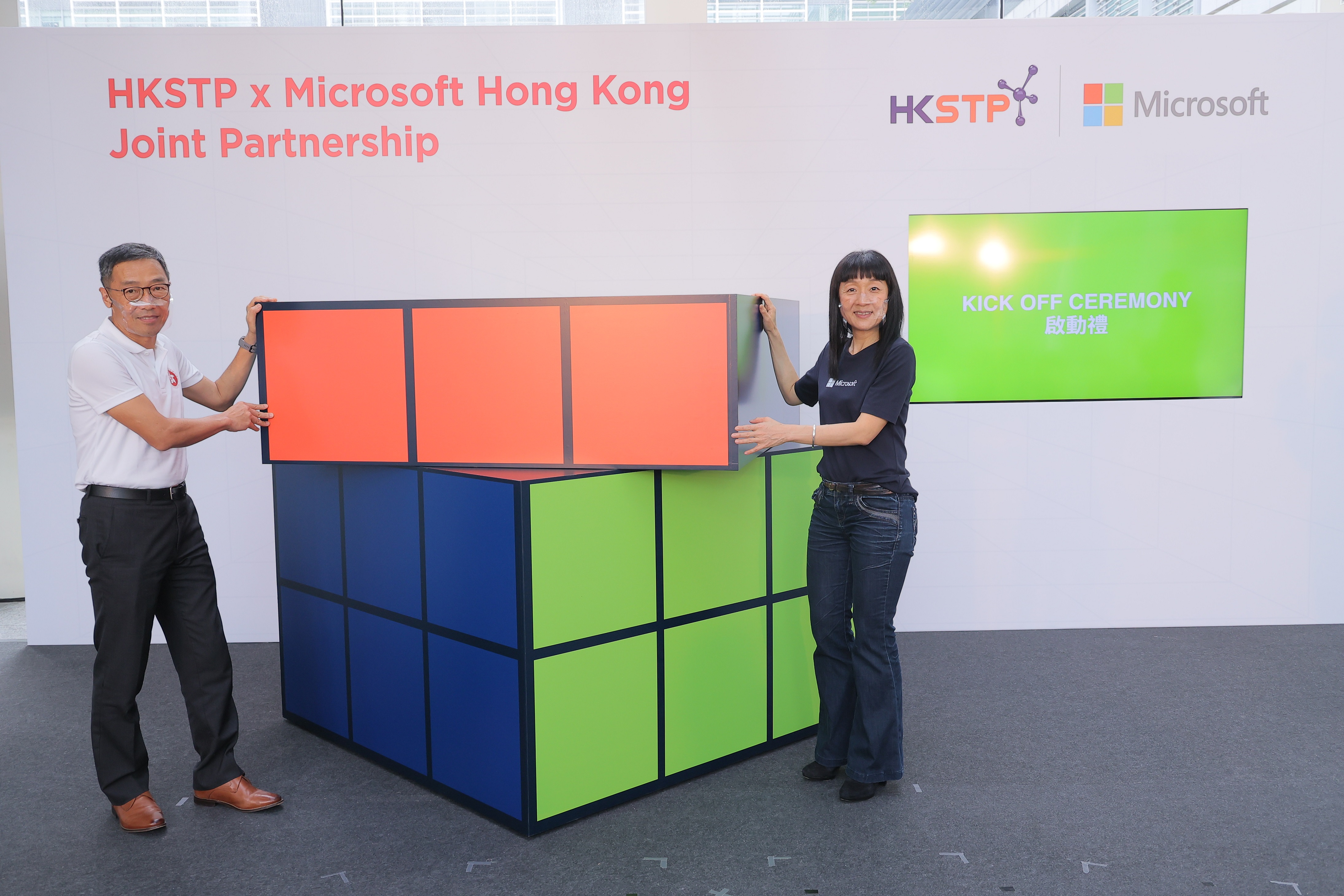 图一：香港科技园公司与Microsoft香港携手合作，推出一系列支援项目，协助具潜力的初创企业持续创新，并拓展至全球市场。  香港科技园公司行政总裁黄克强(左) Microsoft香港及澳门区总经理陈珊珊(右)