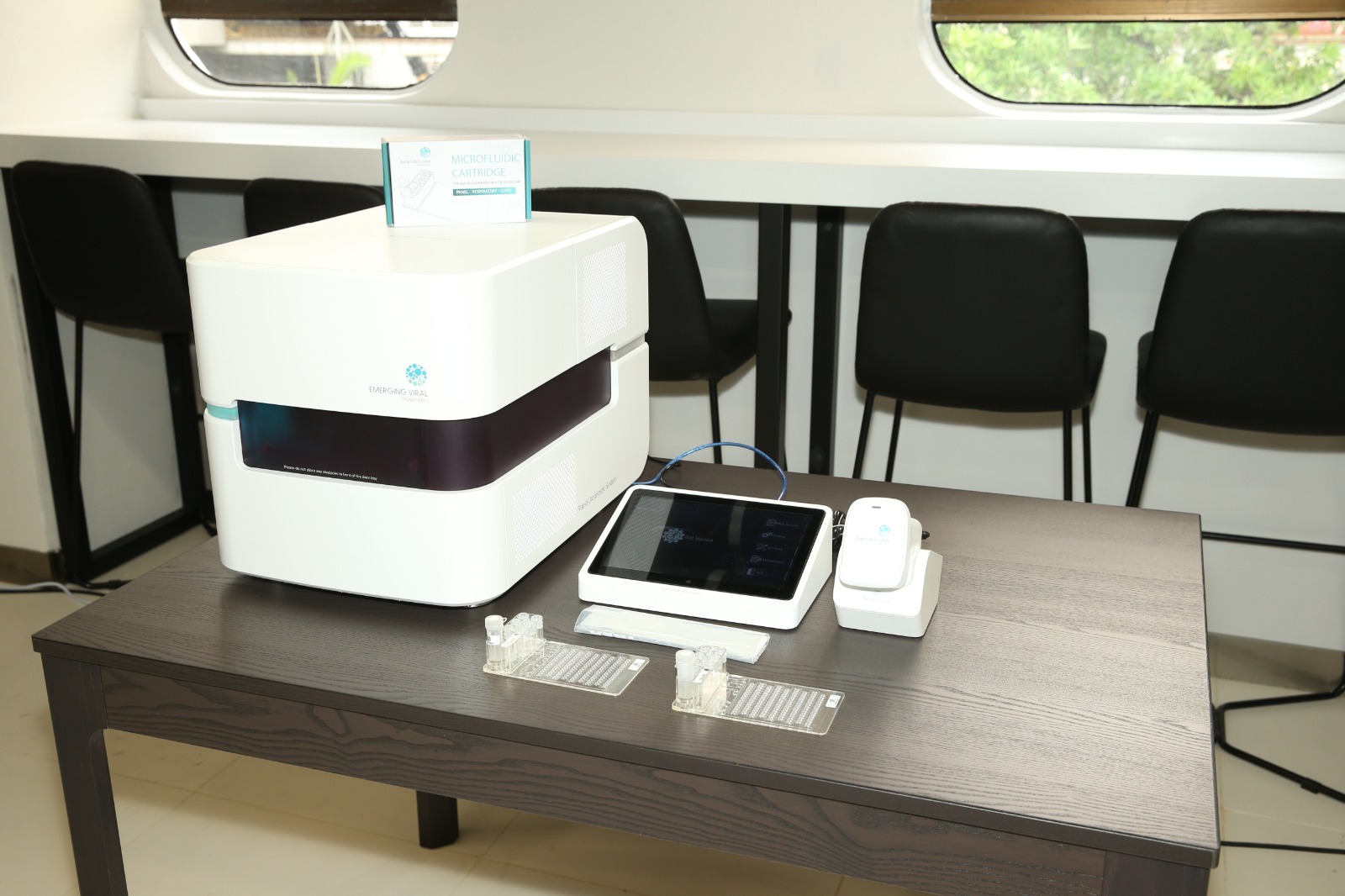 Photo 5: The EVDL system can simultaneously detect more than 40 pathogens causing respiratory tract infection with a single test, including SARS-2-CoV (COVID-19), in around an hour.